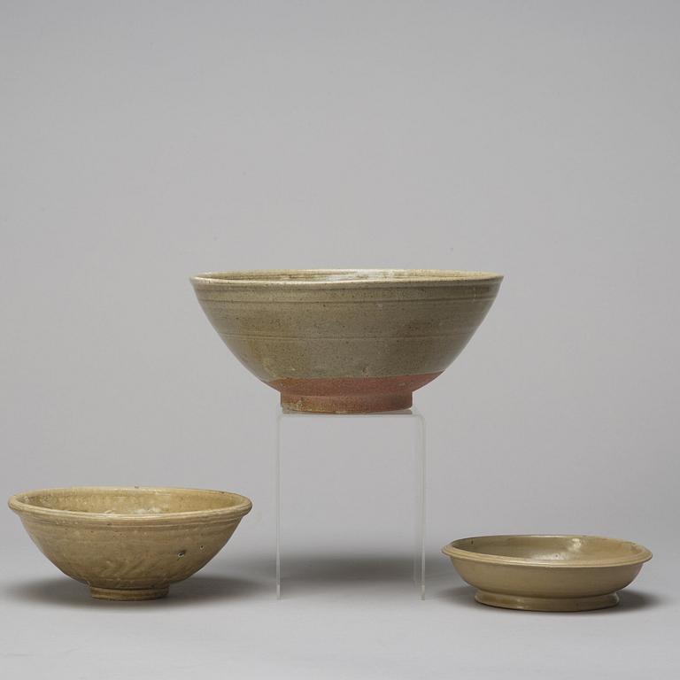 SKÅLAR, två stycken, samt FAT, keramik. Sydostasien,