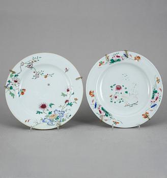 TALLRIKAR, 2 st, porslin, Kina, Qianlong 1736-95.