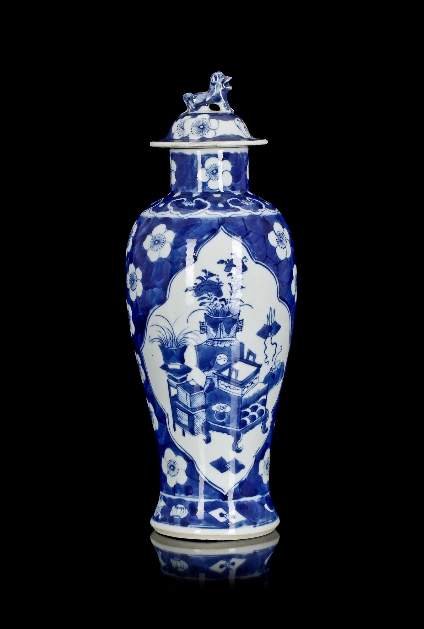 LOCKURNA, porslin, Kina. Kangxi-stil. Sen Qing (1644–1912).