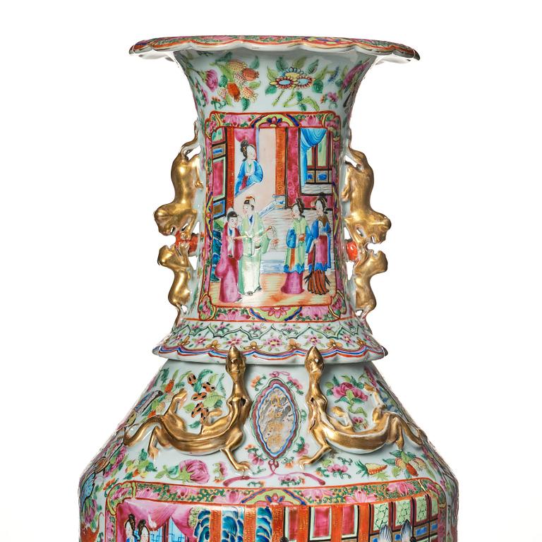 A large Canton famille rose vase, Qing dynasty, 19th Century.