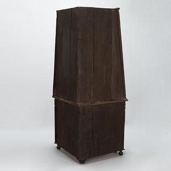 A 18th/19th century two parts corner cabinet.
