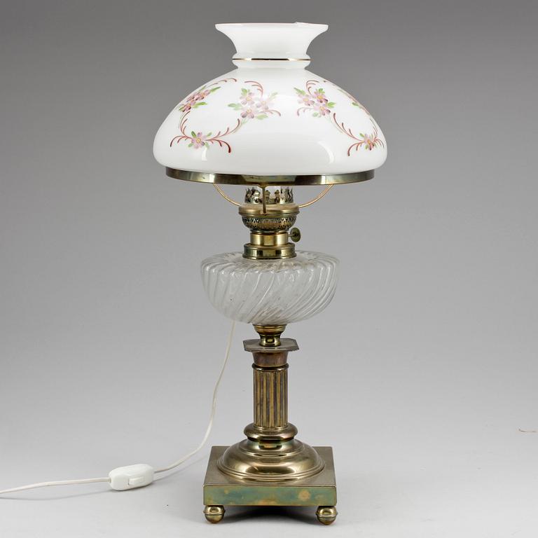 BORDSLAMPA, mässing samt porslin, 1900-tal.