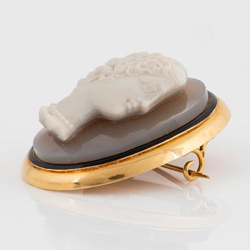 Brosch 18K guld och svart emalj med tvåfärgad agatkamé.