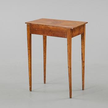 SKÅP MED VITRINÖVERDEL, 18/1900-tal.