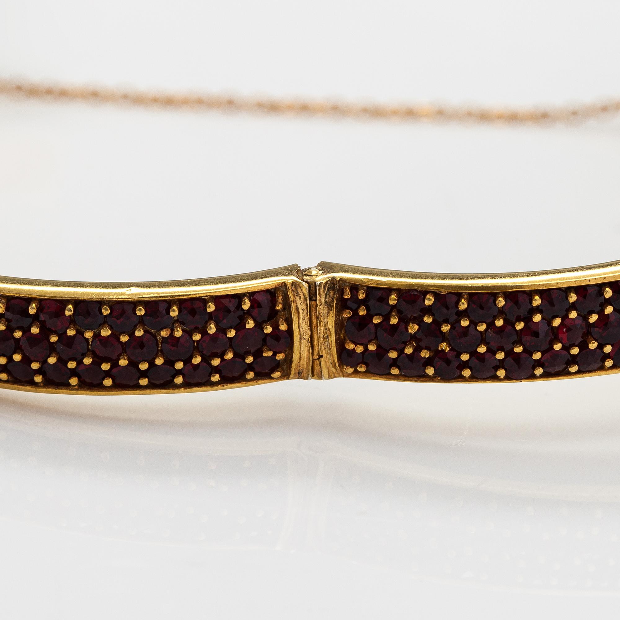 Rannekoru, kullattu hopeaa, granaatteja. Tuontileimattu Hugo Grün, Helsinki 1974.