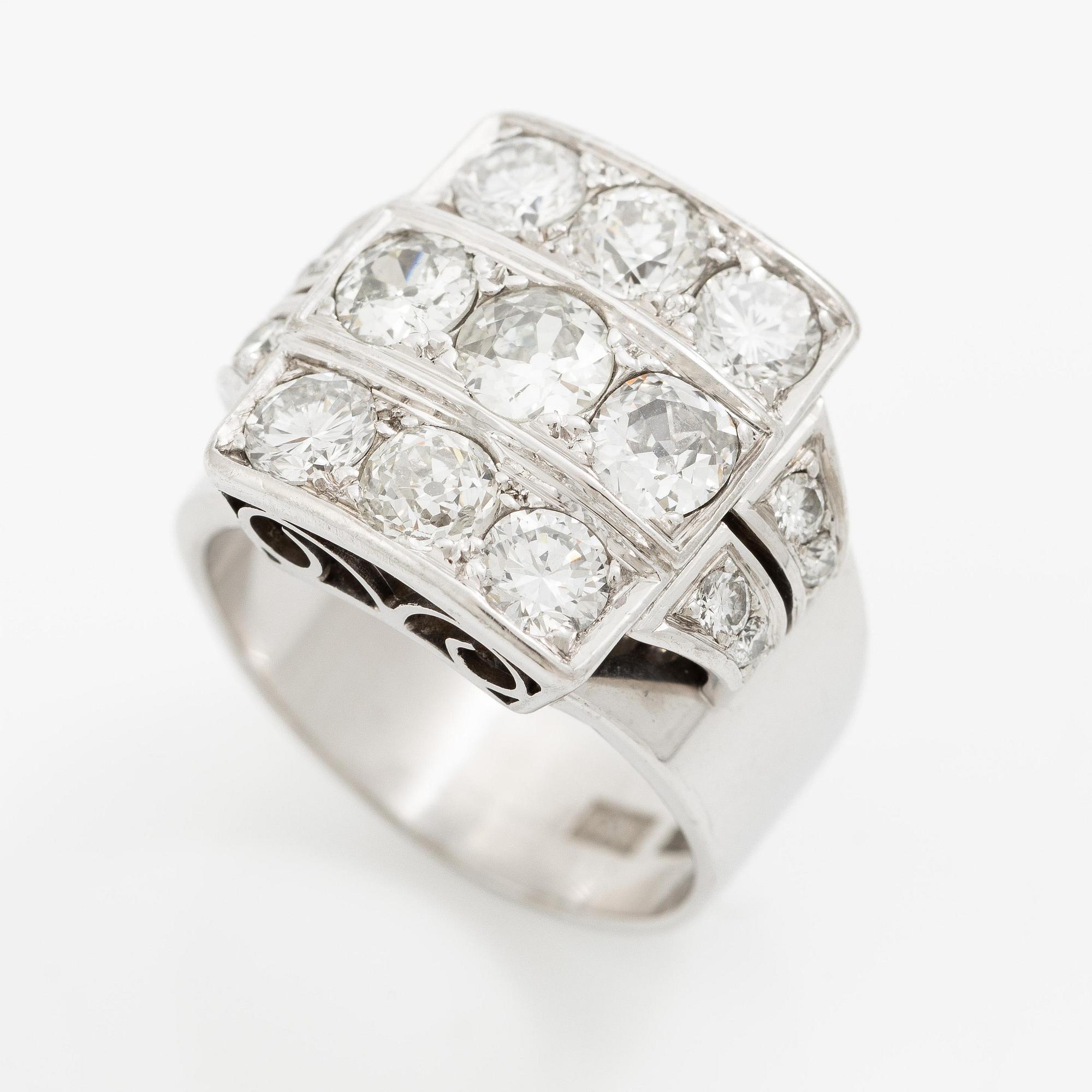 Ring 18K vitguld med runda briljant- och gammalslipade diamanter.
