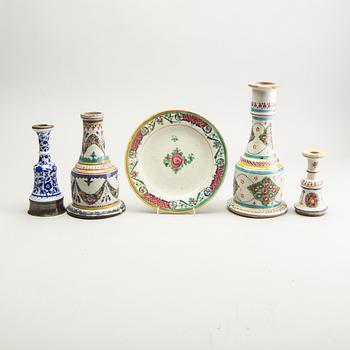 Vattenpipeflaskor, fyra stycken samt fat, keramik. Persien, tidigt 1900-tal. Kinesiserande.