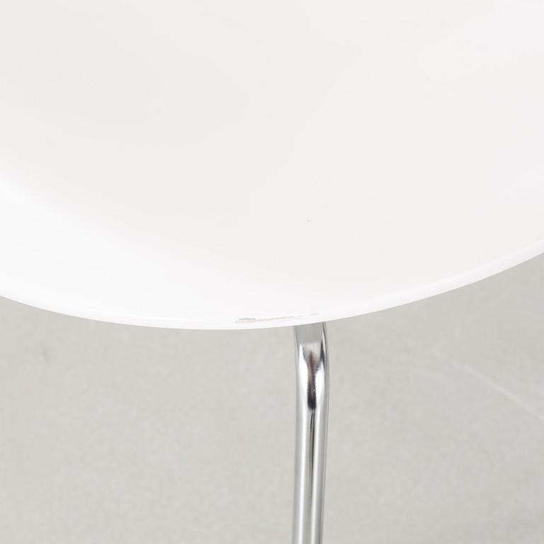 A pair of "Sjuan" chairs by Arne Jacobsen for Fritz Hansen, dated 1987.
