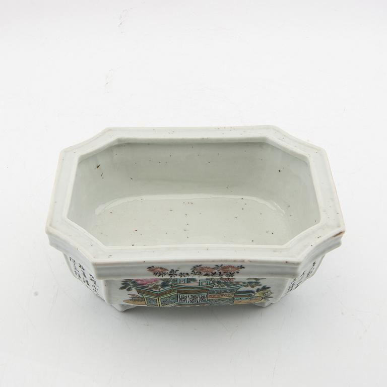 Exterior bowl/dish China 20th century porcelain.