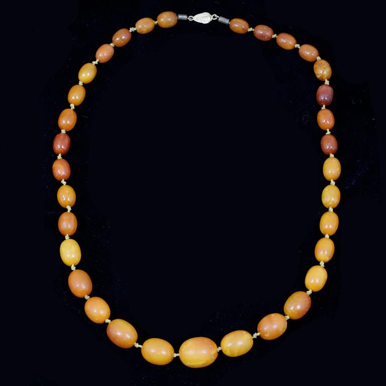 COLLIER, bärnsten med guldlås i form av ett ekollon, stpl Eric Söderholm. Härnösand (verksam 1827-1880).