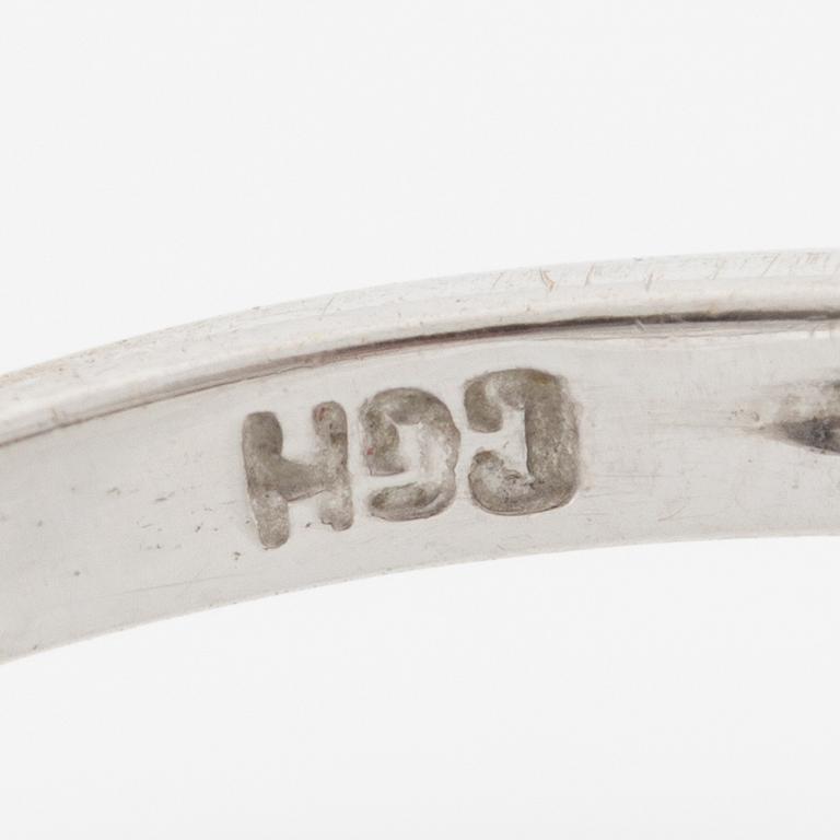 Ringar, 2 stycken, 18K vitguld med diamanter och smaragder.