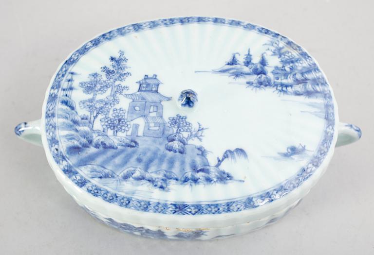 TERRIN MED LOCK, porslin, Kina, kompaniporslin, omkring år 1800.