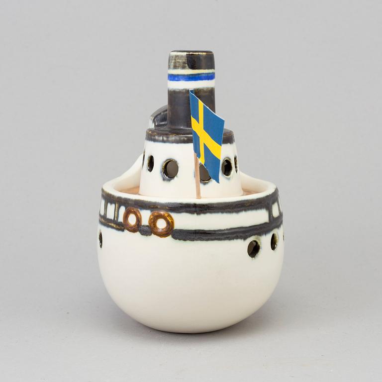 A Lisa Larson stoneware bowl with lid in shape of a steam ship with a swedish flag from K-studion Gustavsberg.