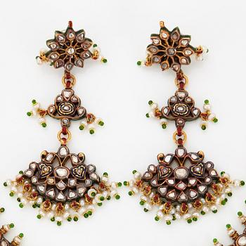 An Indian demi parure comprising a necklace and a pair of earrings.