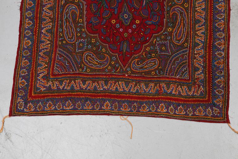 Broderi, ett par, semiantika Pateh Kirman, ca 279 x 88 cm respektive 282 x 84 cm.