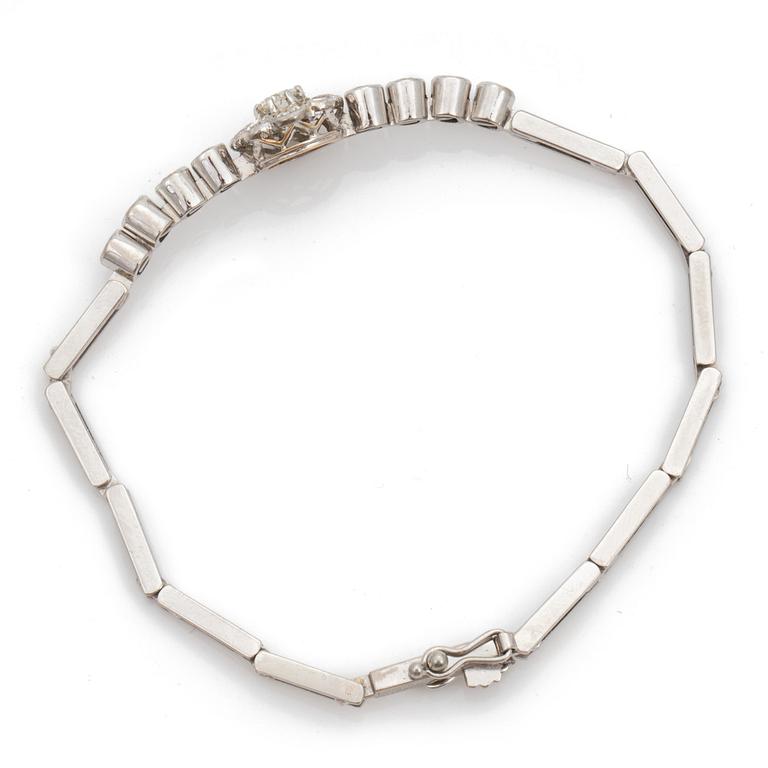 A bracelet set with round, brilliant-cut diamonds.