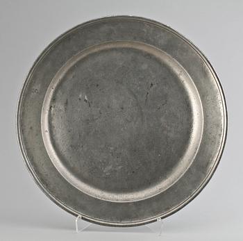 TENNFAT MED BENSTÄLLNING, stämplat Goodwin, England 1700-tal.