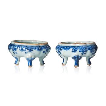 A pair of blue and white salts. Qing dynasty, 18th century.