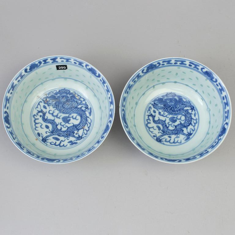 A pair of Chinese blue and white porcelain bowls, early 20th century.