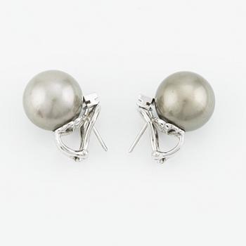 Earrings with cultured Tahitian pearls and brilliant-cut diamonds.