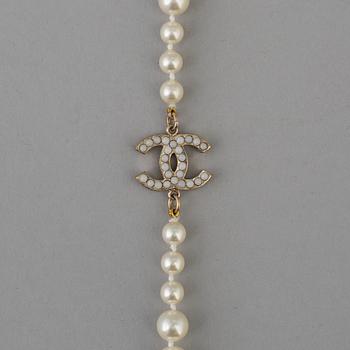 A necklace på Chanel, 2011.