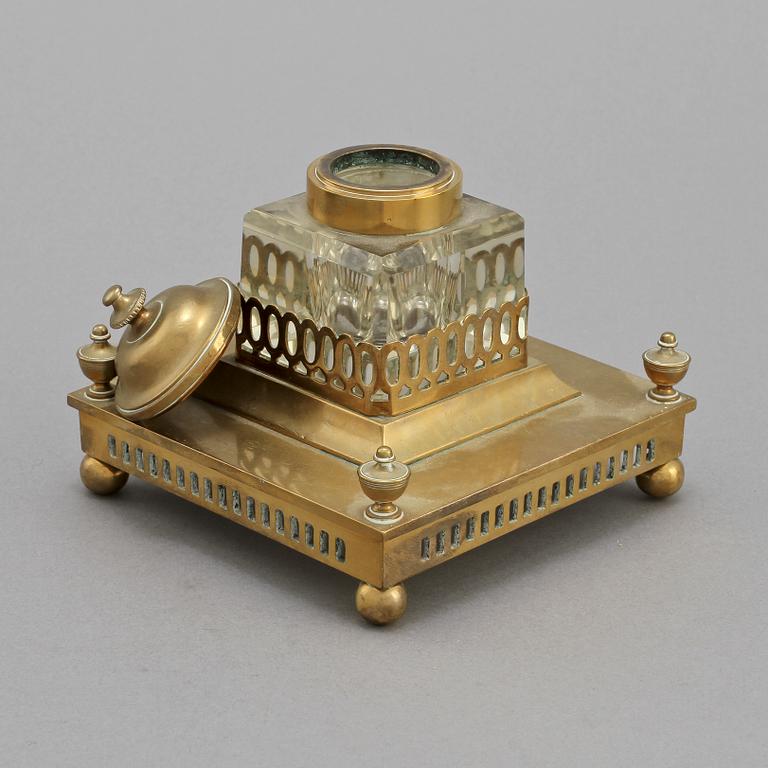 BLÄCKSTÄLL, samt LJUSSTAKAR ett par, "Skultuna nr 72", glas samt mässing, 1900-talets första hälft.