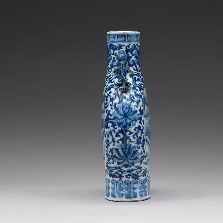 A blue and white moonflask, Qing dynasty, 19th Century.