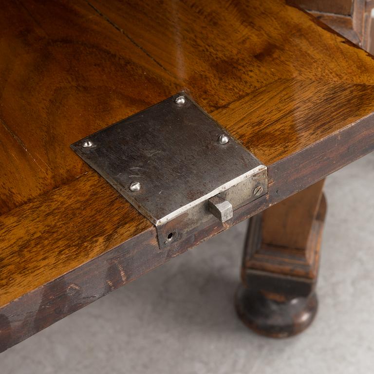 Skrivbord, Stockholmsarbete, Fredrik I:s tid, 1700-talets första hälft, Senbarock.