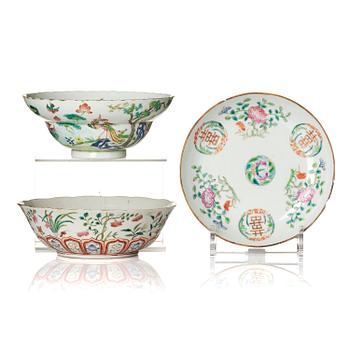835. A group of two famille rose bowls and a dish, late Qing dynasty.