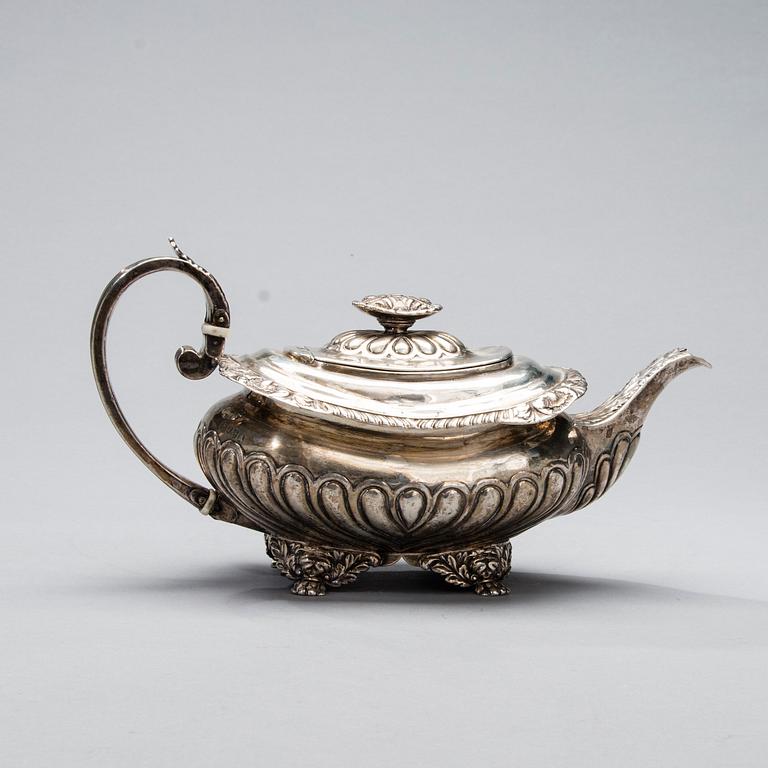 TEKANNA, silver, London, England 1810. Vikt 685 g.