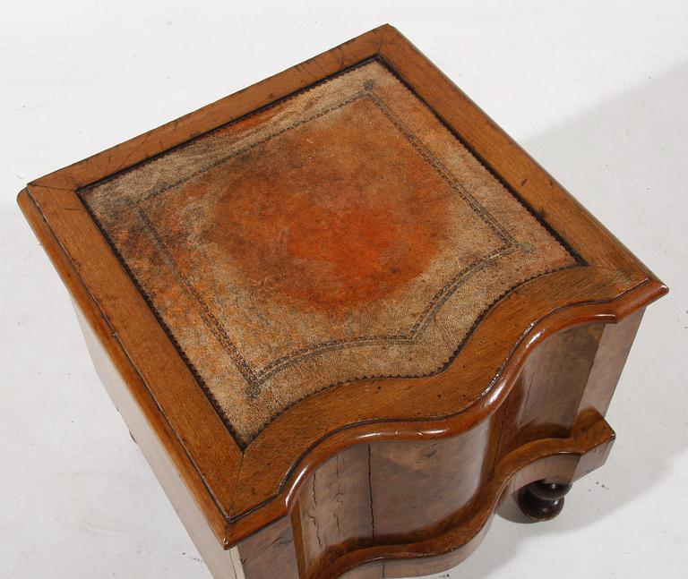 POTTSKÅP, barockstil, England, 1800/1900-tal.