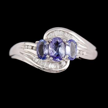 RING, 14 k vitguld, diamanter och tanzaniter.
