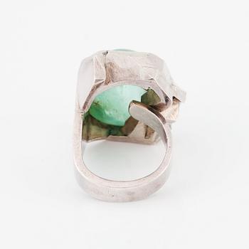 Rey Urban, ring sterlingsilver med en cabochonslipad smaragd, Stockholm 1979.