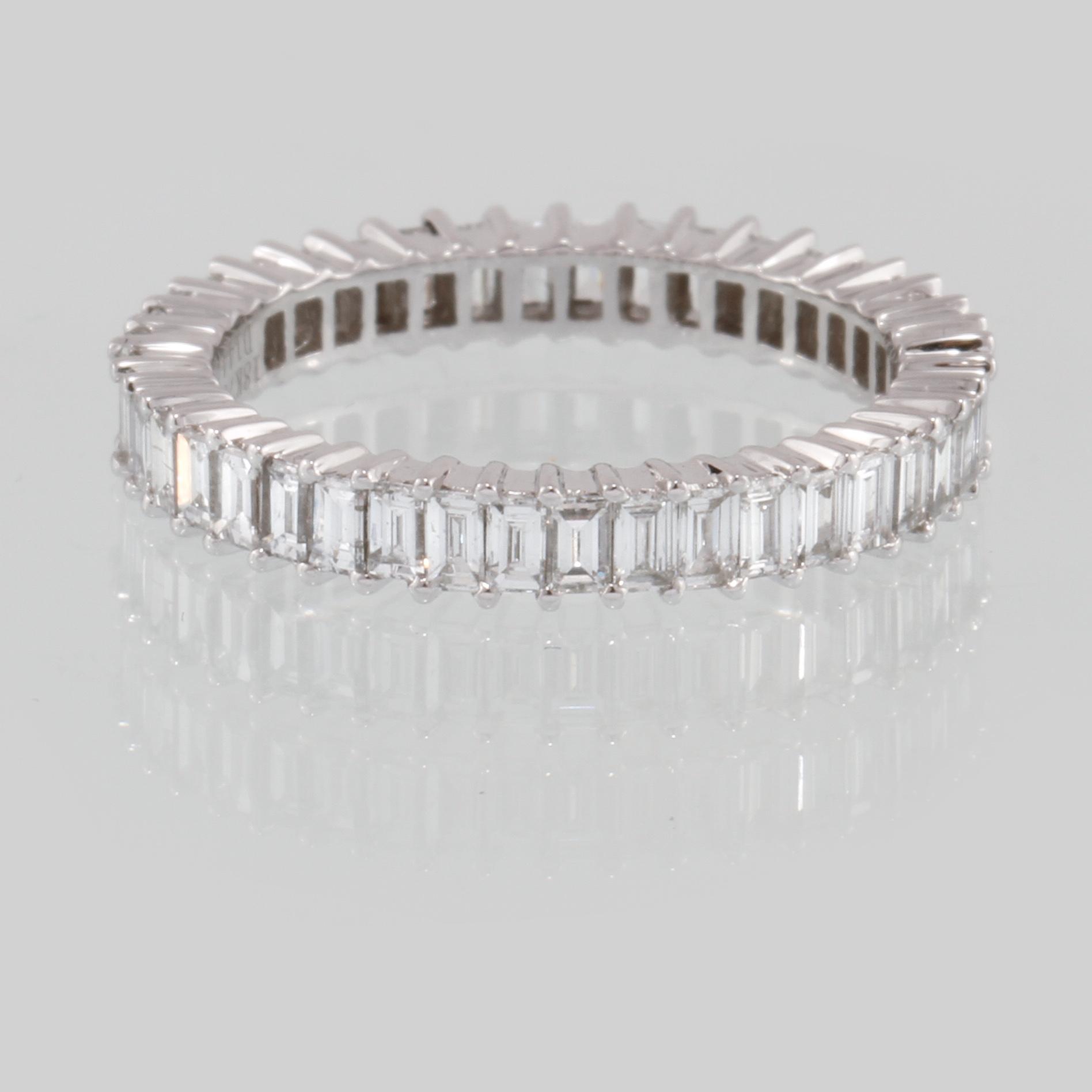 RING, 18k vitguld med baguettslipade diamanter, 1.44 ct. Vikt 3 g.