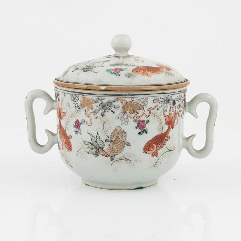 A porcelain cup with cover, China, 18th century.