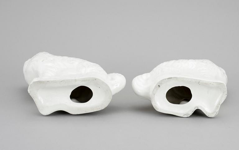 FIGURINER ett par, flintgods, Staffordshire, England, 1900-talets första hälft.,