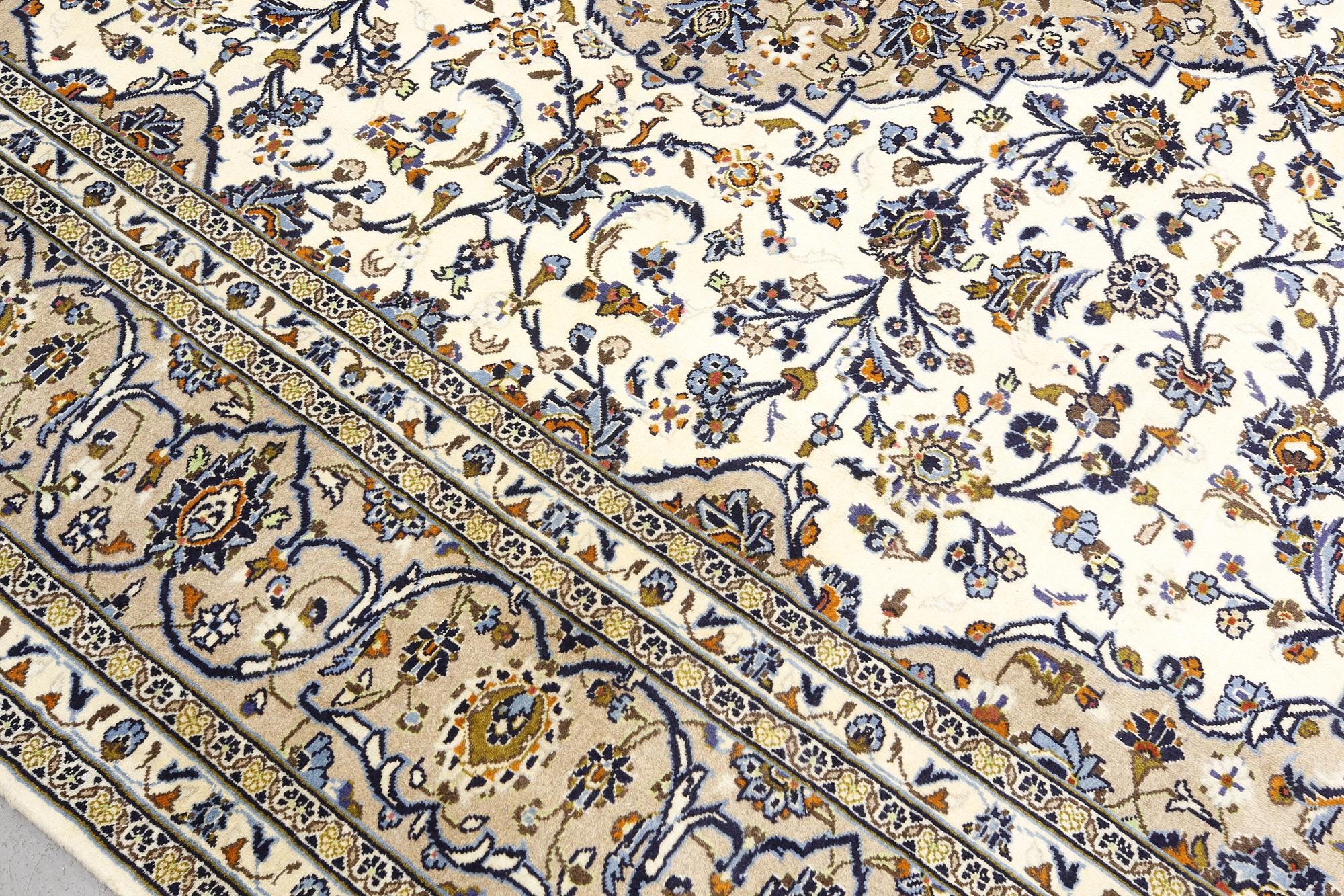 A Keshan carpet, approx. 390 x 295 cm.