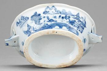 SMÖRTERRIN, 3 delar, porslin, Qing dynastin, 1800-talets första hälft.