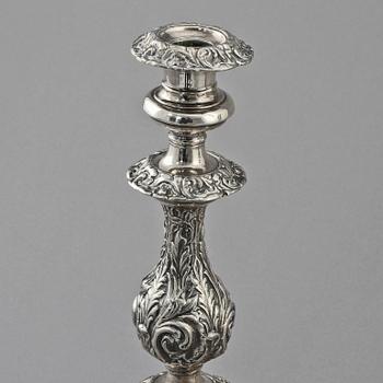 LJUSSTAKAR, ett par, nysilver, omkring 1900.