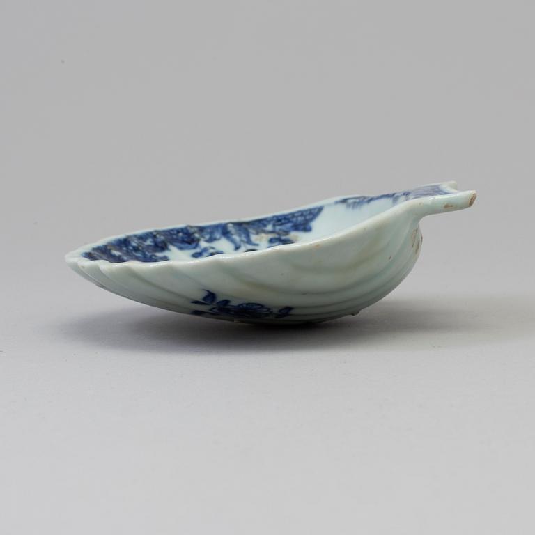 A blue and white export butter dish, Qing dynasty, Qianlong (1736-95).