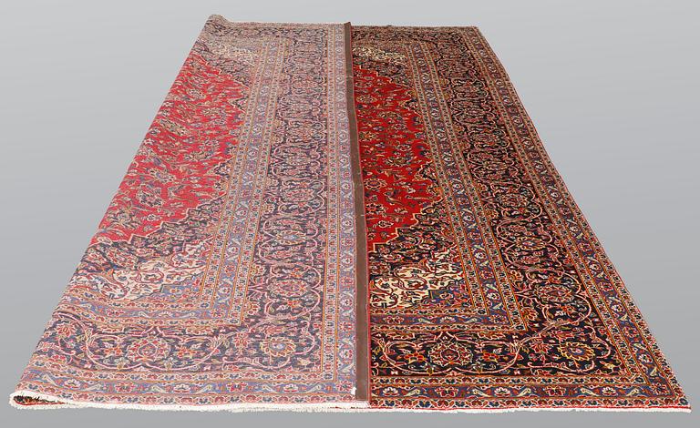 A carpet, Kashan signed, ca 385 x 293 cm.