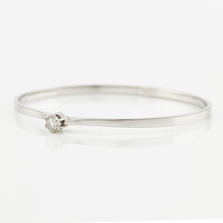 Bangle 18K white gold with a round brilliant-cut diamond.