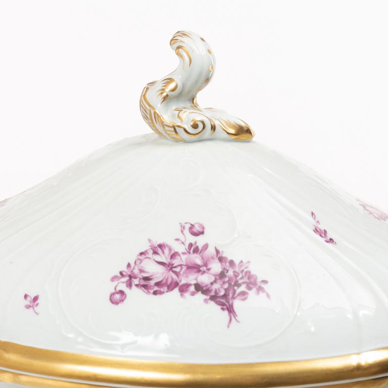 Royal Copenhagen, dinner service, 72 pieces, 'Juliane Marie Purple' 1905.