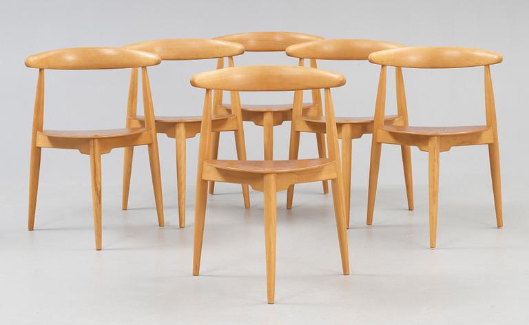 HANS J WEGNER, matgrupp, 6 st "Hjertestolen" och bord, Fritz Hansen, Danmark ca 1963.