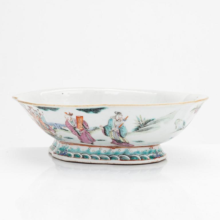 A Chinese porcelain bowl, late Qing dynasty,