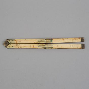 A 19TH CENTURY BONE FOLDING RULER.