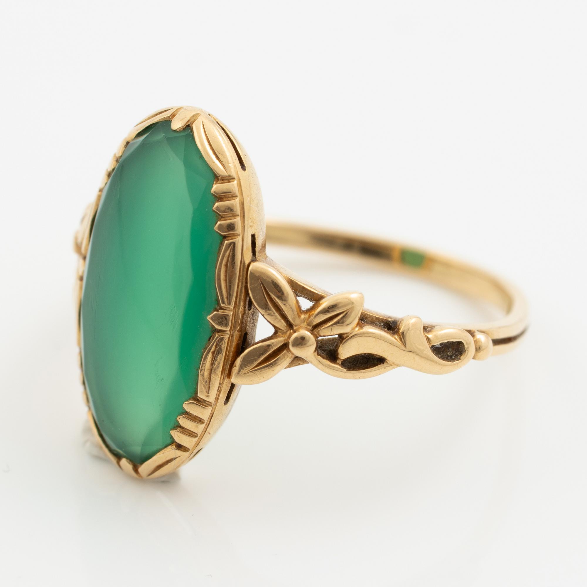 Ring 18K guld med grön sten.