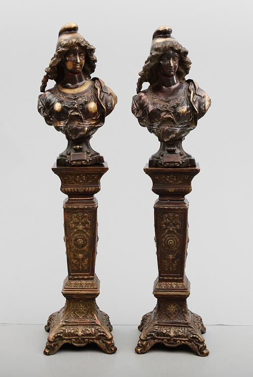 SKULPTURER SAMT PIEDESTALER, 1 par, brons, 1900-talets andra hälft.