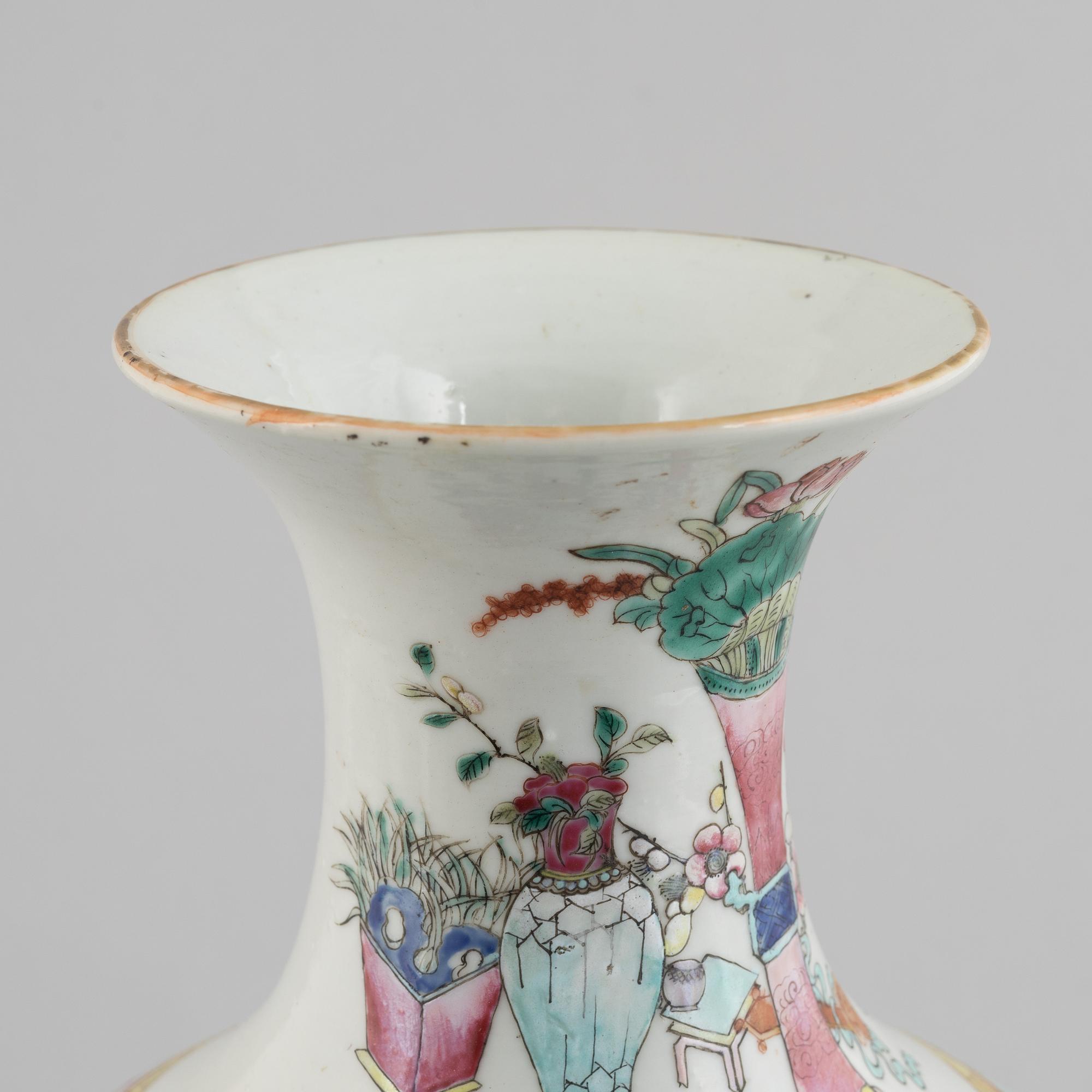A porcelain urn, China, late Qing dynasty, around 1900.