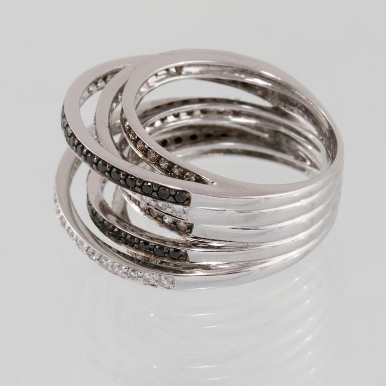 RING, 18K vitguld med olikfärgade briljantslipade diamanter 1.17 ct. Vikt 9,0 gram.